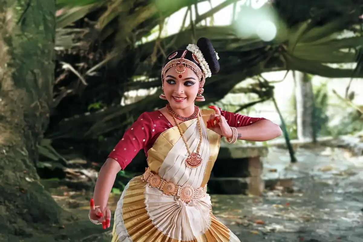 mohiniyattam 1200x800 11zon